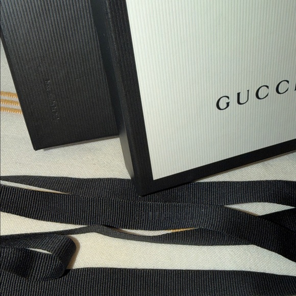 Gucci Navy and Cream Bifold Wallet with box, ribbon, paperwork, and silica packs - Picture 11 of 14
